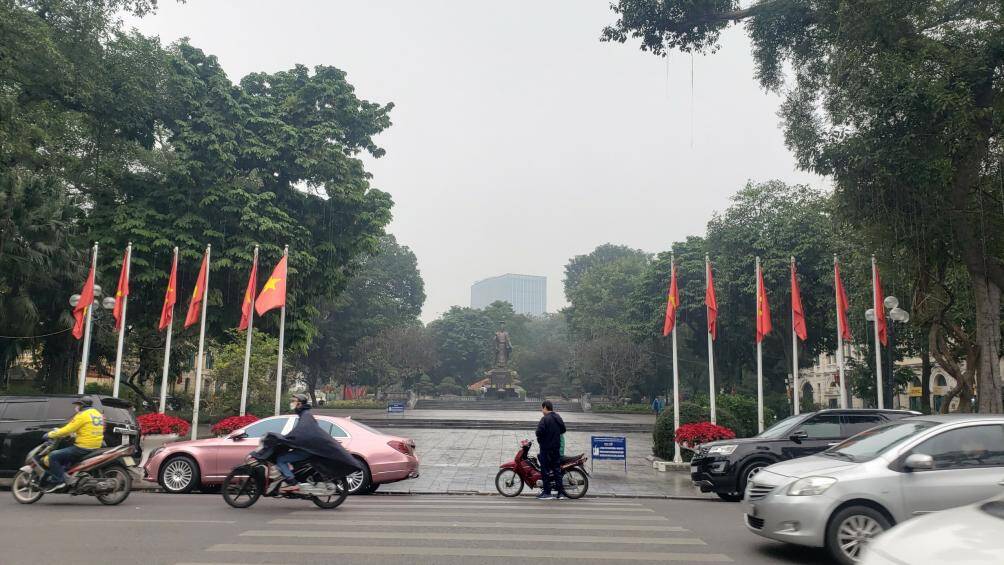 Một góc tượng đài Lý Thái Tổ. Nhiều tuyến phố khoác lên diện mạo mới lung linh, tạo nên bầu không khí trang trọng, văn minh của Thủ đô.