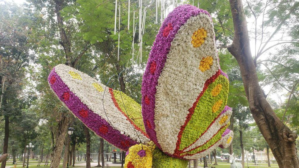 Những con vật được tạo hình từ hoa.