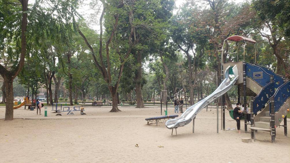 Ngoài ra, tại công viên Thống Nhất, những trò chơi như cầu trượt, xích đu cũng được lắp đặt để phục vụ trẻ em.