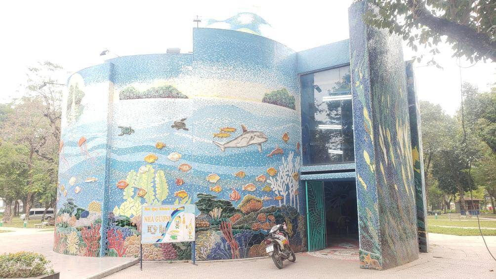 Nhà gương cũng được lắp đặt dịp trước Tết.