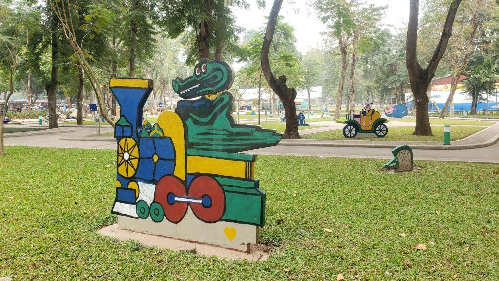 "Việc trang trí lắp được hay để những tiểu cảnh hoa, lá ở công viên dịp gần Tết là vô cùng cần thiết do nhiều gia đình sẽ đưa trẻ nhỏ đến chơi, chụp hình. Nhưng cũng nên sửa chữa những thứ bị hư hỏng hoặc có phương án di dời", người dân cho hay.