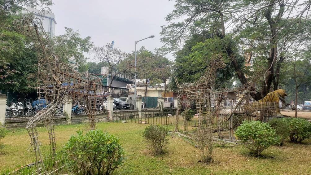 Có những con vật chỉ còn phần khung bằng sắt thép.