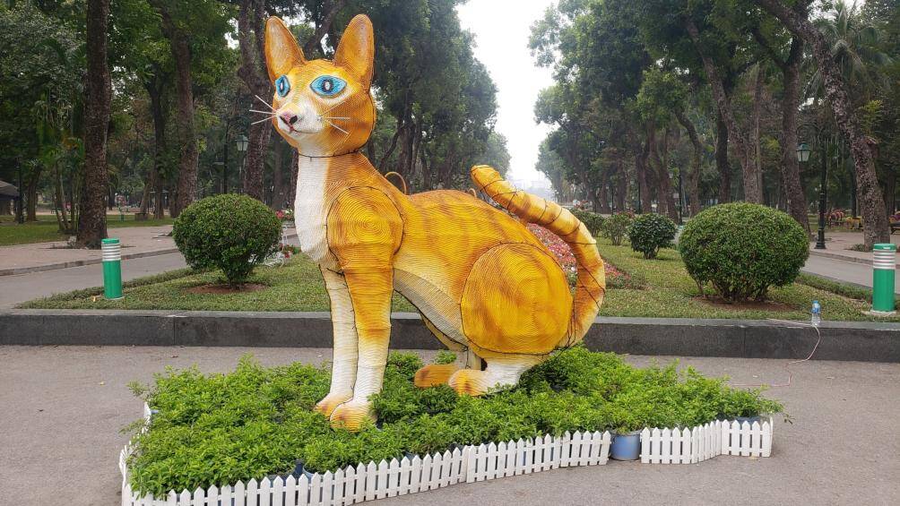 Những ngày qua, trên mạng xã hội xôn xao về việc xuất hiện linh vật mèo có màu vàng cam ở Công viên Thống Nhất do có hình dạng kỳ lạ.