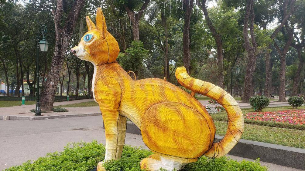 Theo ghi nhận của PV, mô hình linh vật mèo được đặt ngay ở cổng vào Công viên Thống Nhất ở đường Trần Nhân Tông cao khoảng 2m và dài khoảng 3m, được quấn bằng dây thừng bên ngoài để tạo hình, có kết hợp đèn chiếu sáng.