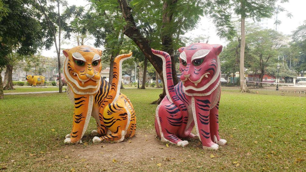 2 con hổ được đặt đối nghịch nhau với màu sắc bắt mắt.