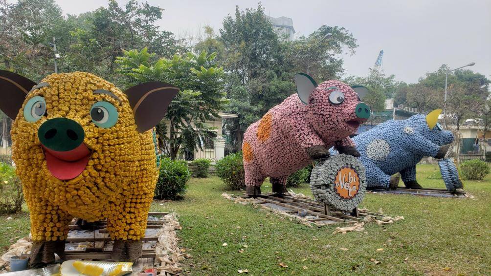 Những chú heo được tạo hình dáng làm từ những vỏ chai nước.