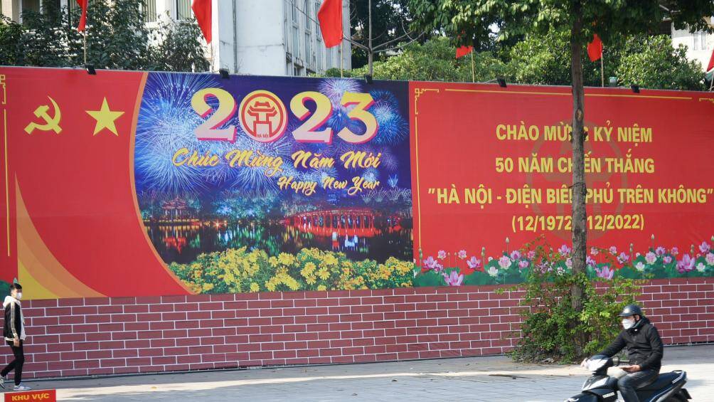Các mẫu trang trí được thiết kế dưới nhiều hình thức phong phú, đa dạng, sử dụng công nghệ hiện đại cùng ánh sáng chuyển động rất bắt mắt, đồng thời tạo điểm nhấn đô thị, không ảnh hưởng đến tầm nhìn của người tham gia giao thông.