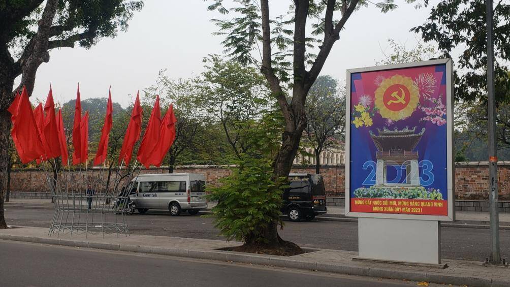 Việc trang hoàng khiến nhiều tuyến phố trở nên đẹp hơn nhất là về đêm với nhiều đèn led đủ sắc màu.