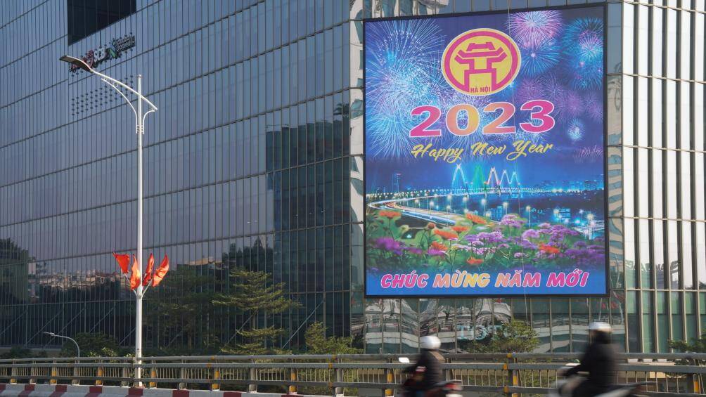 Bên cạnh đó, nhiều toà nhà cũng đồng loạt treo khẩu hiệu chúc mừng năm mới 2023 trên các tấm màn hình lớn.