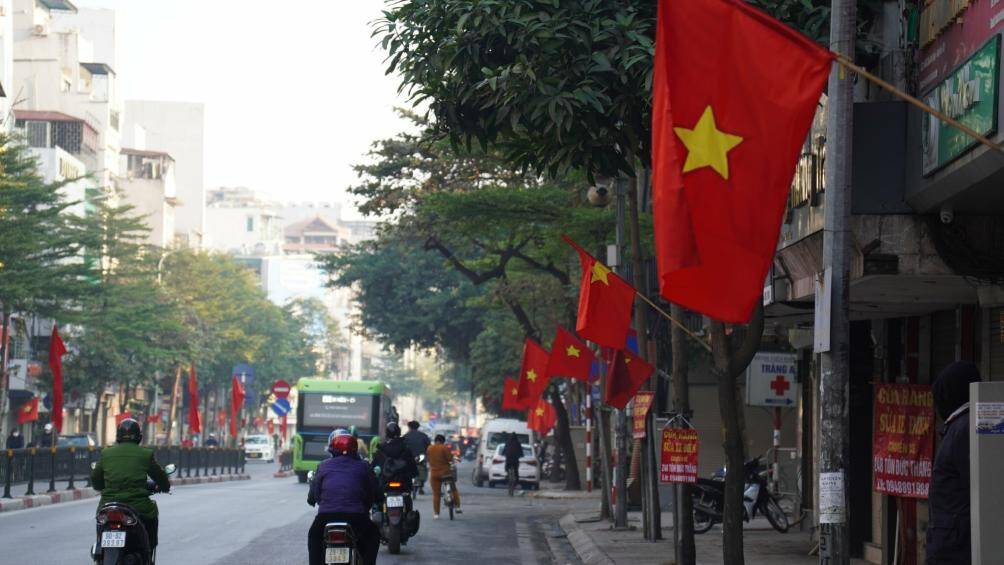 "Hoà chung vào không khí của những ngày giáp Tết, người dân chúng tôi cũng tự nói với nhau để treo những lá cờ lên, làm cho không khí cũng trở nên thoải mái hơn", người dân cho hay.