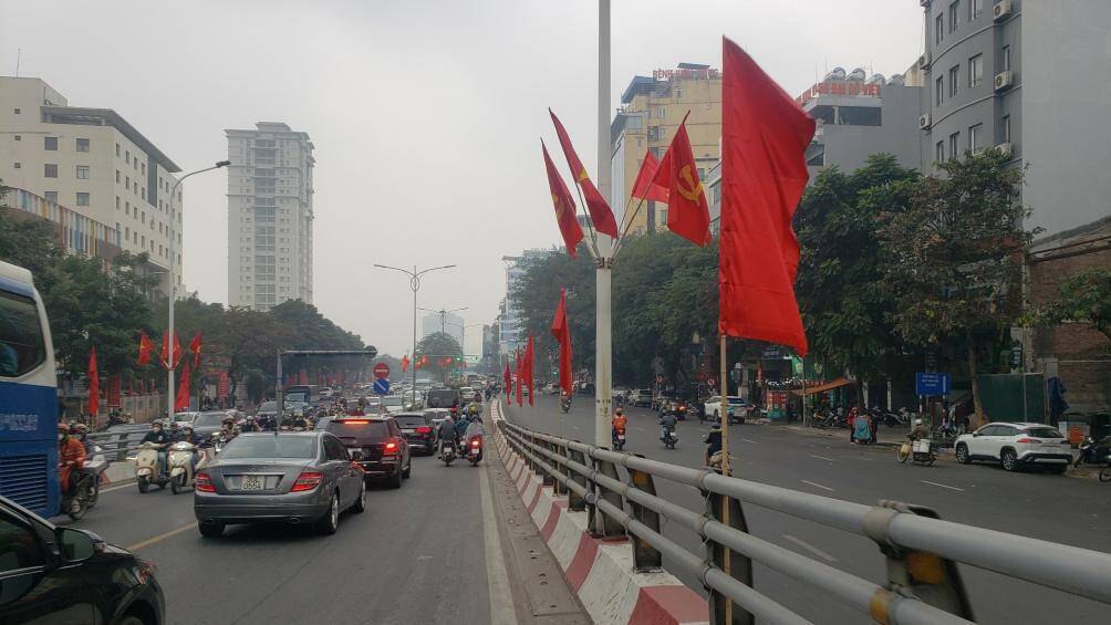 Tại cầu vượt Trần Khát Chân, người đi đường cảm nhận rõ không khí đậm chất Xuân.
