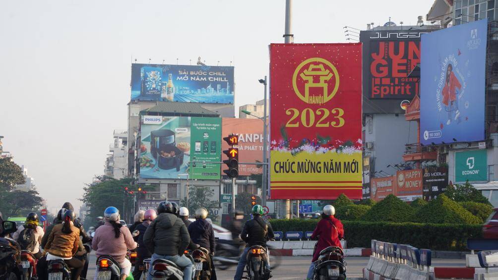 Hoạt động trang trí phố phường không chỉ góp phần làm đẹp cảnh quan mà còn góp phần xây dựng hình ảnh đô thị văn minh, hiện đại.