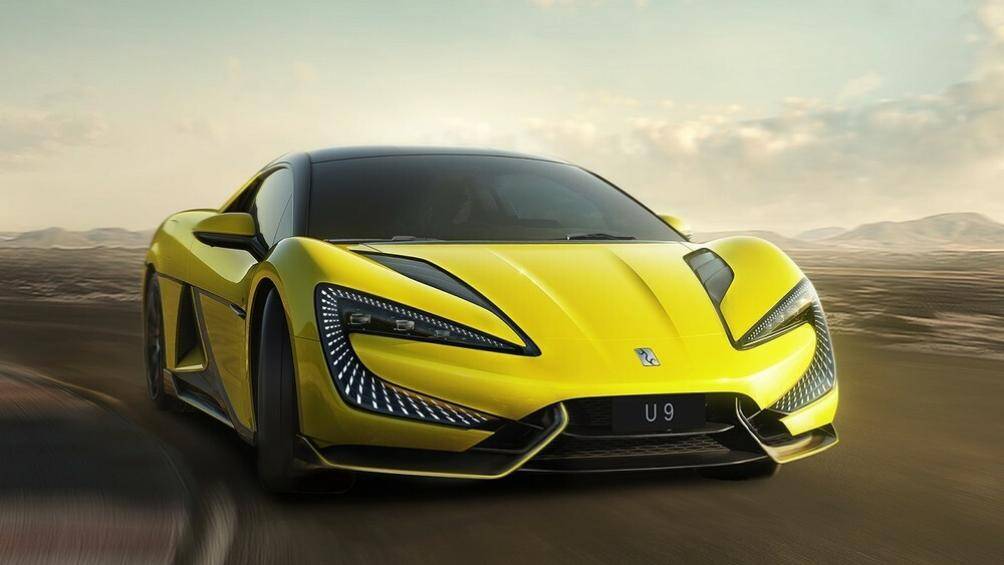 Phía dưới là cụm đèn hậu nằm vắt ngang đuôi xe và bộ khuếch tán gió hầm hố. Bộ khuếch tán gió này được trang trí bằng những điểm nhấn màu vàng