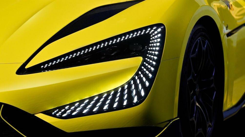 Đèn pha của YangWang U9 nối liền với khe gió trên nắp ca-pô. Ngoài ra, trên đầu xe còn có bộ chẻ khí trước tích hợp vây cá