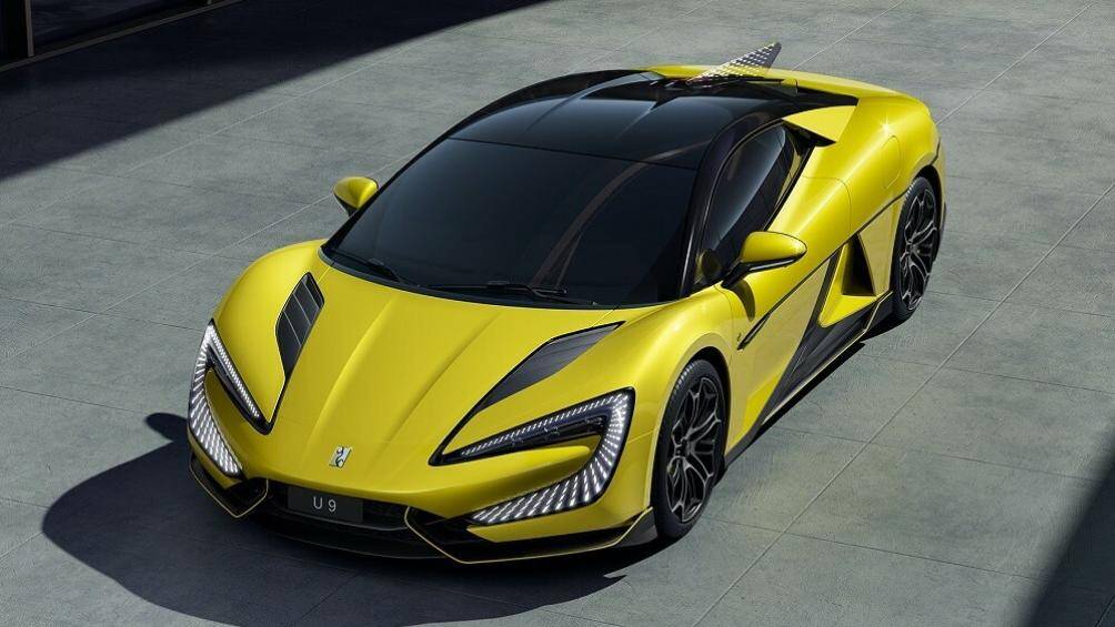 Điểm nhấn đập vào mắt của mẫu ô tô điện Trung Quốc này là cụm đèn LED hình chữ "C" cỡ lớn, ôm lấy mũi xe theo phong cách xe đua Công thức 1