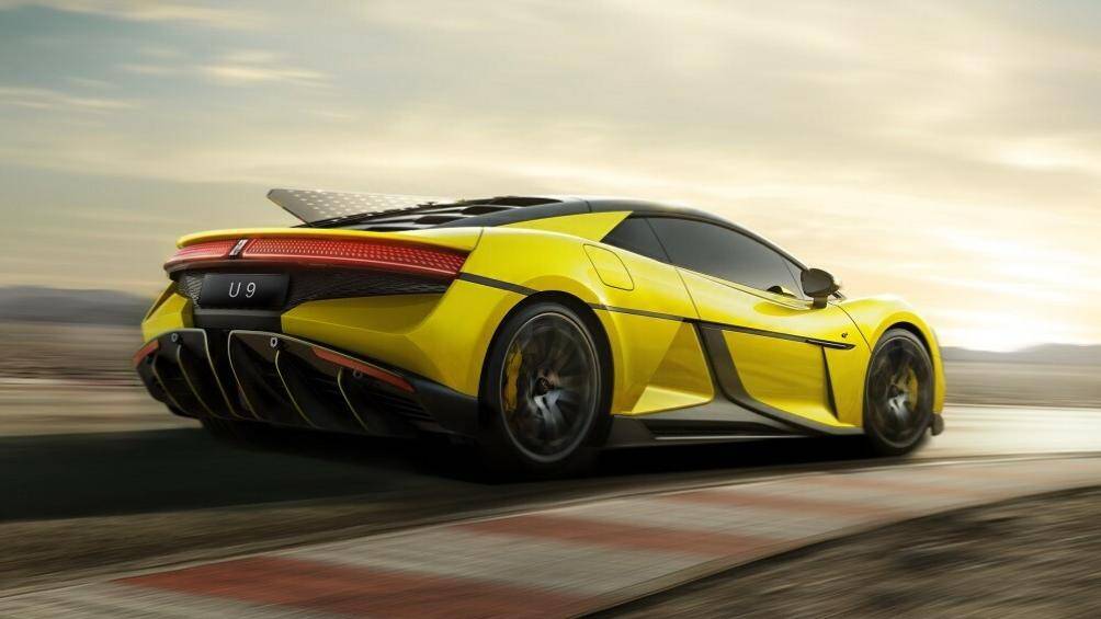 Thêm vào đó là sọc màu đen nối liền với chi tiết trang trí sau chắn bùn trước và kéo dài đến đèn hậu, tay nắm cửa nằm chìm vào thân xe