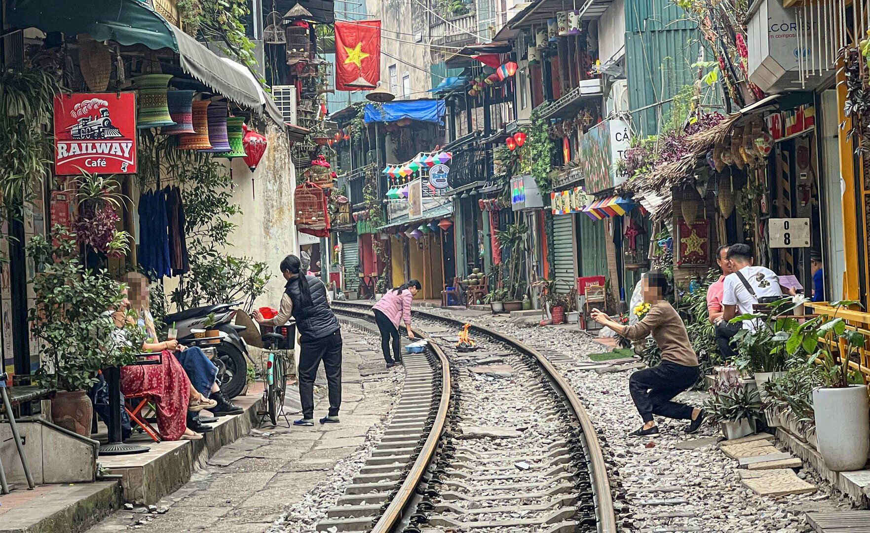 Những ngày cận Tết Nguyên đán Quý Mão 2023, ghi nhận của PV Báo Giao thông cho thấy, phố cà phê đường tàu (quận Hoàn Kiếm, TP Hà Nội) vẫn xuất hiện nhiều du khách đi lại, chụp ảnh. Một số quán cà phê, quán nước ở đây đã mở cửa đón khách.