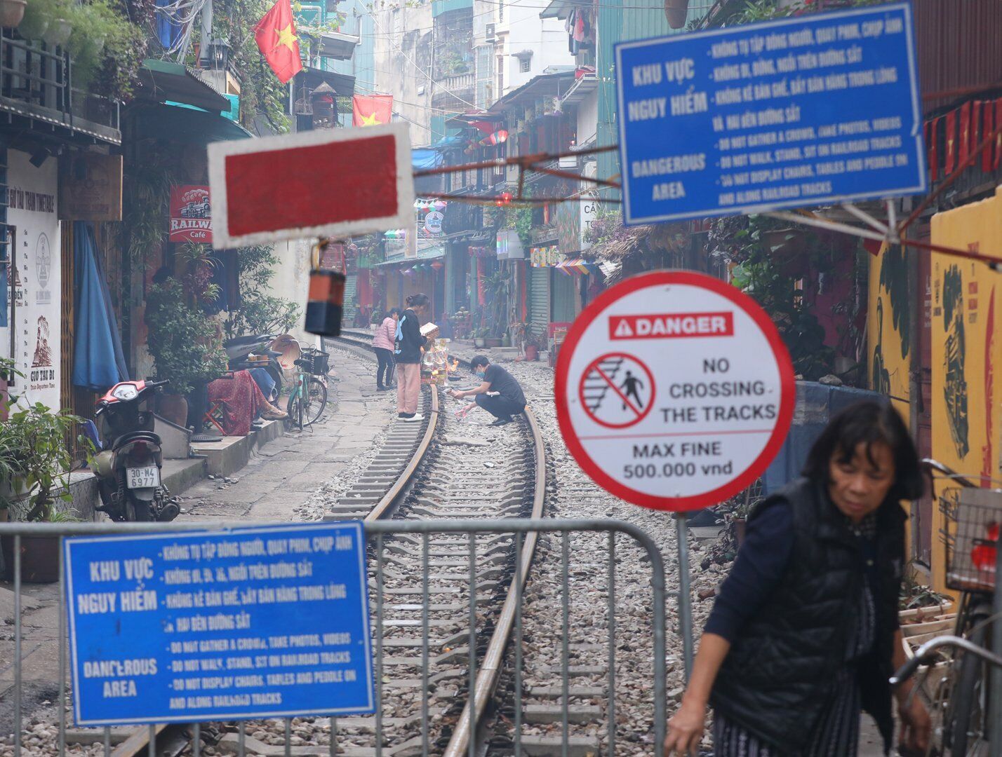 Khi PV chụp ảnh tại đây, không ít người tỏ ra khó chịu và nói những lời lẽ khó nghe.