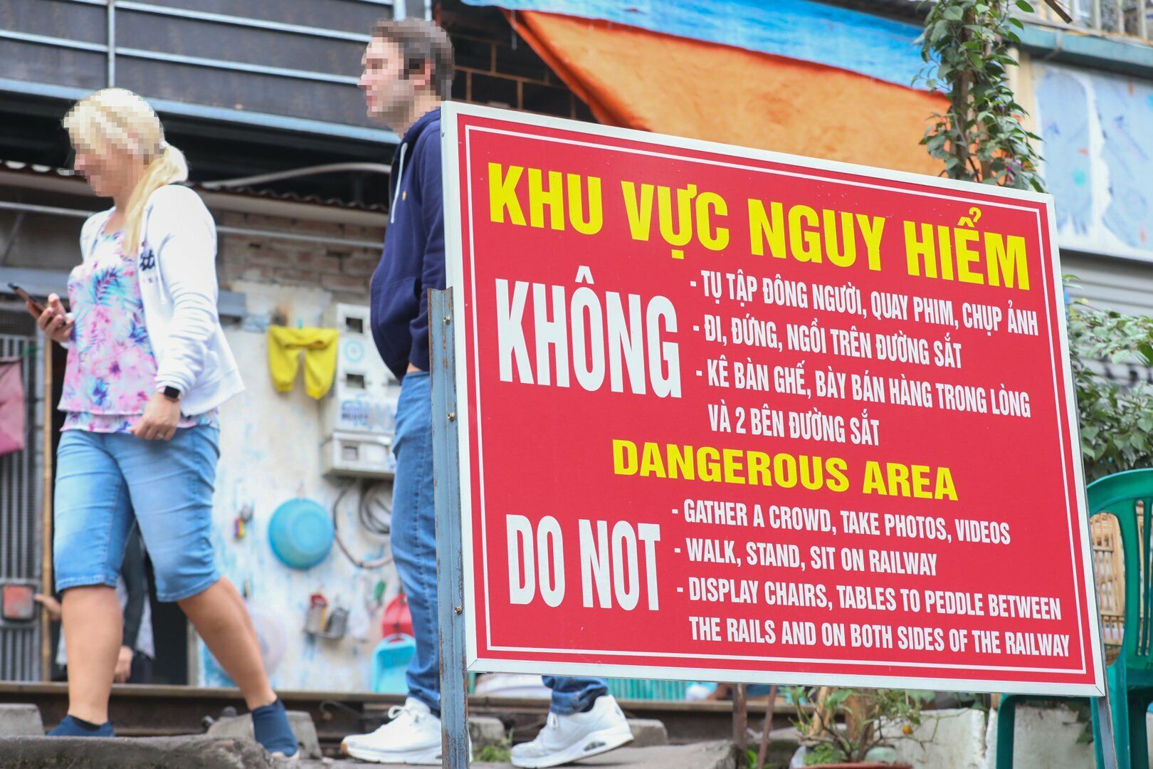 Tại đường Trần Phú, Điện Biên Phủ, Phùng Hưng đều có barie, biển báo nhắc nhở du khách không đi vào phố đường tàu ăn uống, chụp ảnh, tham quan để bảo đảm an toàn.