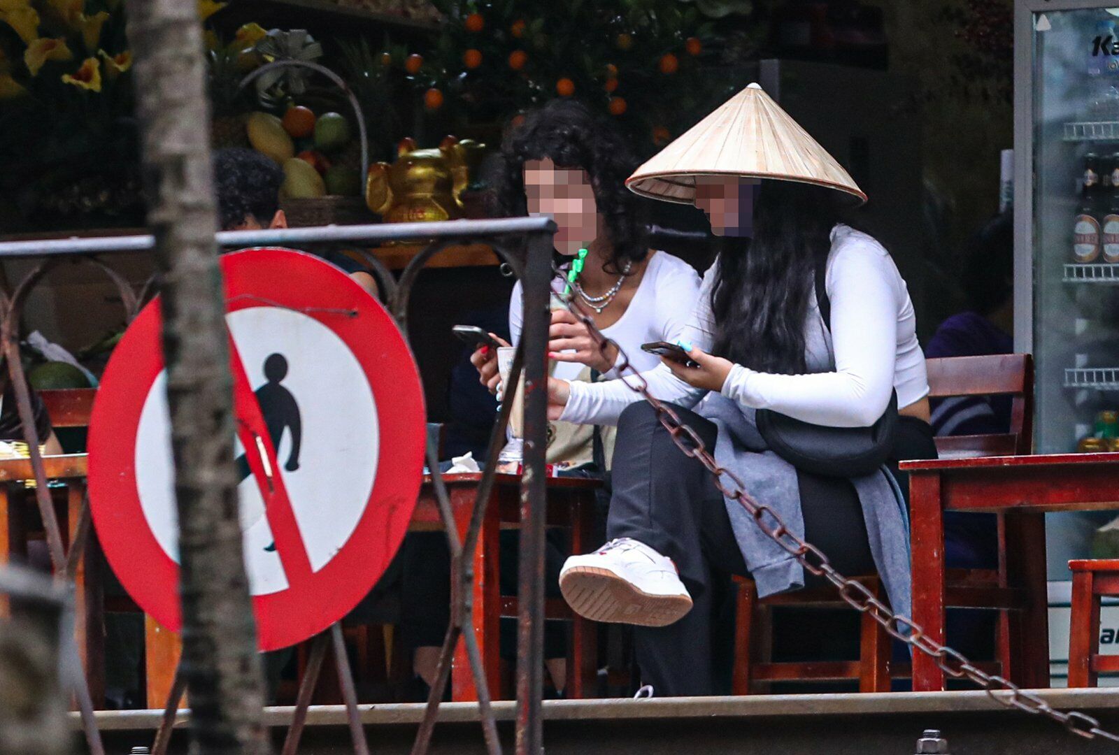 Đặc biệt, nhiều quán cà phê, quán nước tại phố đường tàu vẫn mở cửa đón khách.