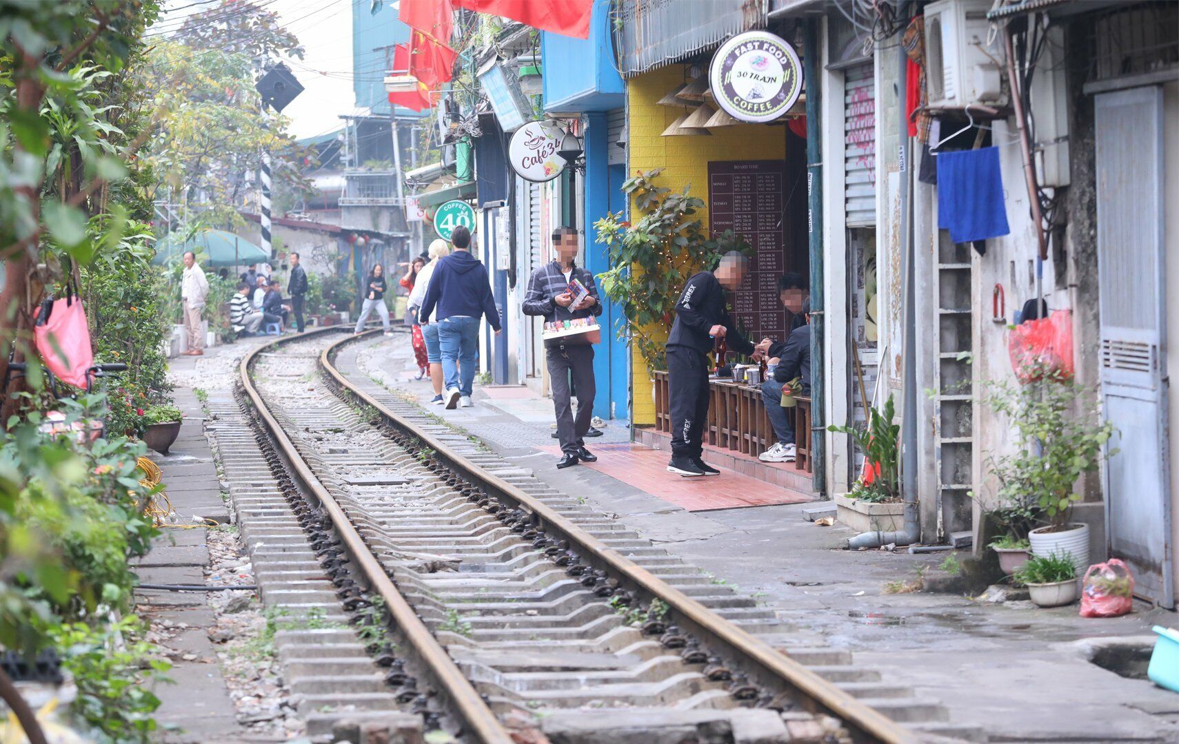 Lượng khách ra vào những quán này không ít.