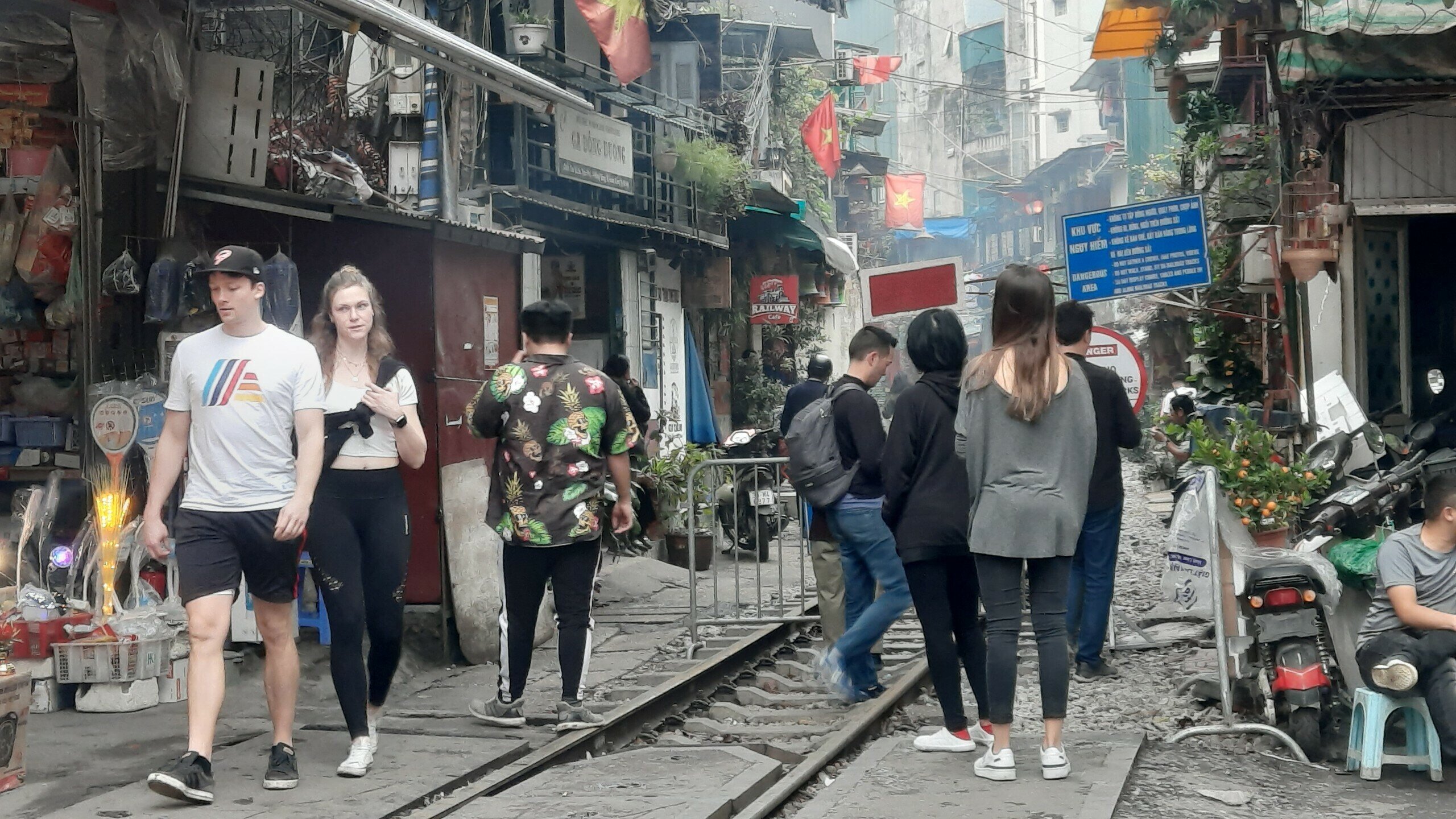 Một số điểm rào chắn đều có lực lượng chốt trực nhưng các du khách vẫn vào đường ray để chụp ảnh.