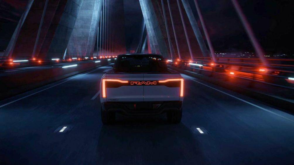 Nắp thùng sau có thể mở sang hai bên, tạo thêm không gian chứa đồ, tăng tính thực dụng