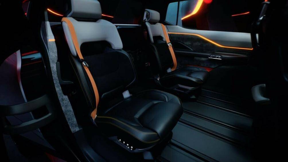 Gương chiếu hậu kỹ thuật số thay thế các gương kính truyền thống và khi lùi, toàn cảnh phía sau được hiển thị qua các camera khác nhau