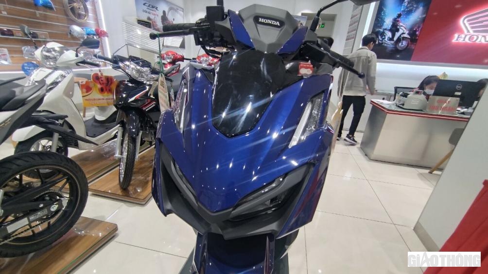 Xe sở hữu thiết kế hầm hố với nhiều chi tiết sắc cạnh, thiết kế cụm đèn pha đôi tạo dáng vẻ hầm hố, nam tính và sử dụng bóng LED hoàn toàn