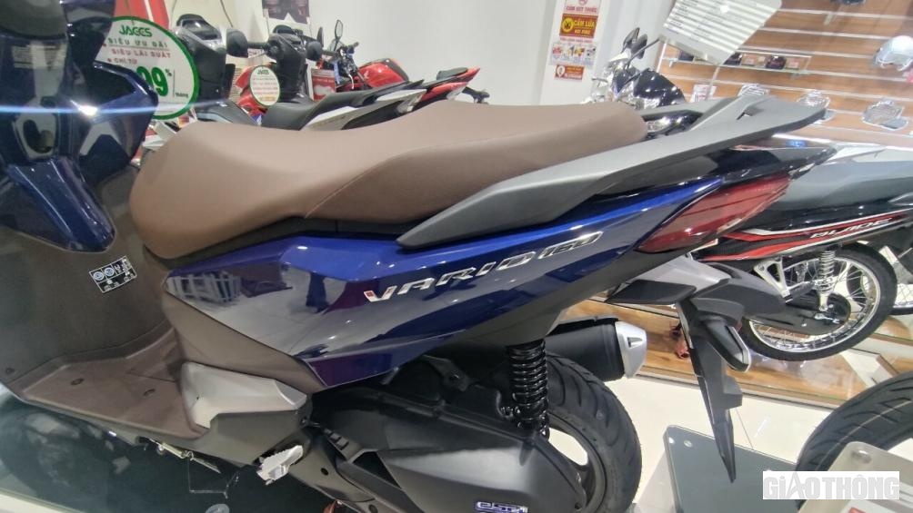 Thiết kế đuôi xe vuốt nhọn thể thao. Điểm đáng chú ý trên mẫu Vario 160 là giảm xóc lò xo đơn phía sau