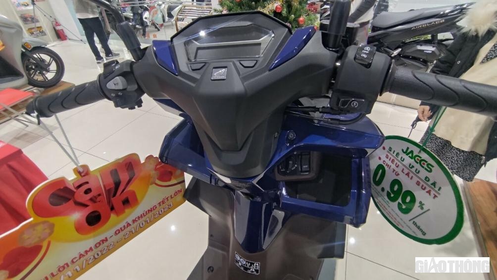 Hiện phiên bản Tiêu chuẩn đang có giá 52,5 triệu đồng. Bản Cao cấp đang có giá bán 53 triệu đồng, chênh nhẹ gần 1 triệu đồng so với giá đề xuất