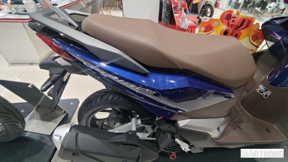 Phiên bản Thể thao và Đặc biệt có thêm hệ thống chống bó cứng phanh ABS và phanh đĩa trên cả hai bánh, đường kính 220mm