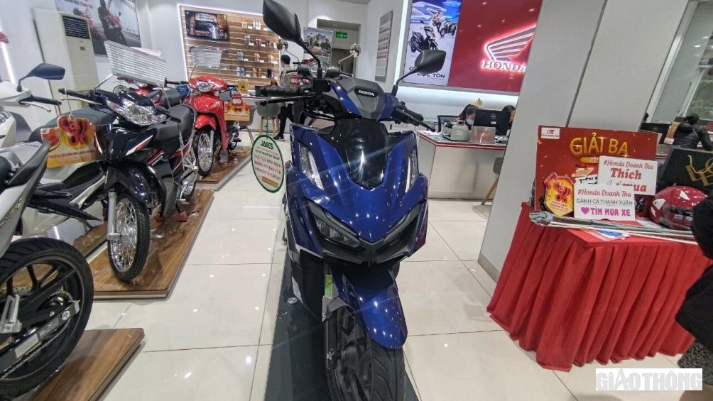 Hai đèn định vị ban ngày được đặt phía trên. Màn hình hiển thị thiết kế dạng điện tử, giúp người lái nắm bắt đầy đủ thông tin vận hành