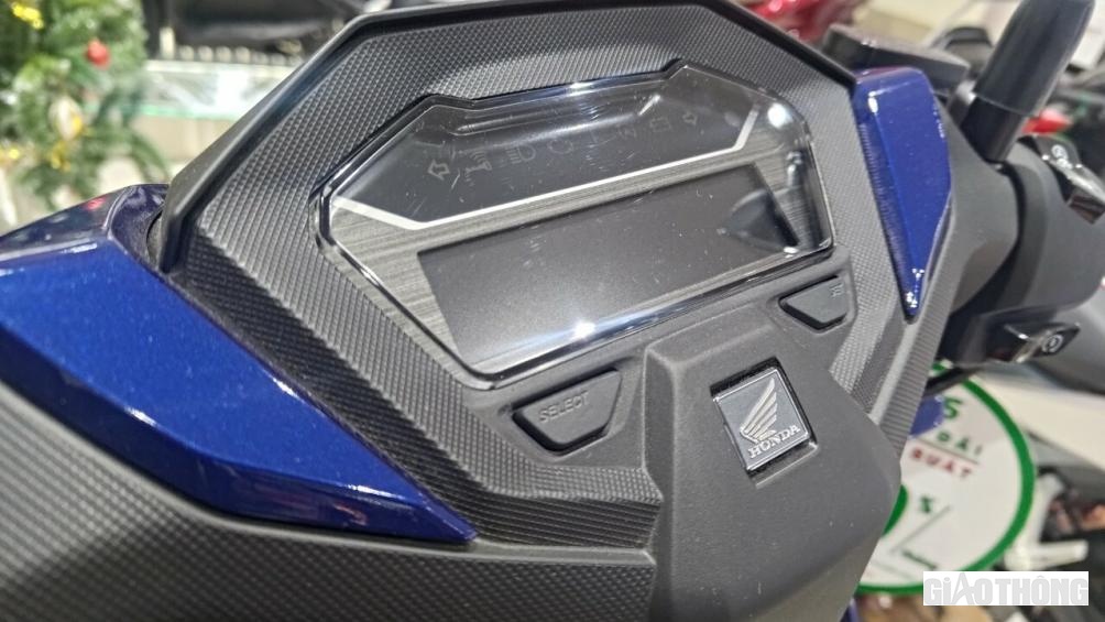 Khu vực đồng hồ được làm lớn hơn đời cũ, cung cấp thông tin về tốc độ, thời gian, hành trình, mức tiêu hao nhiên liệu,...