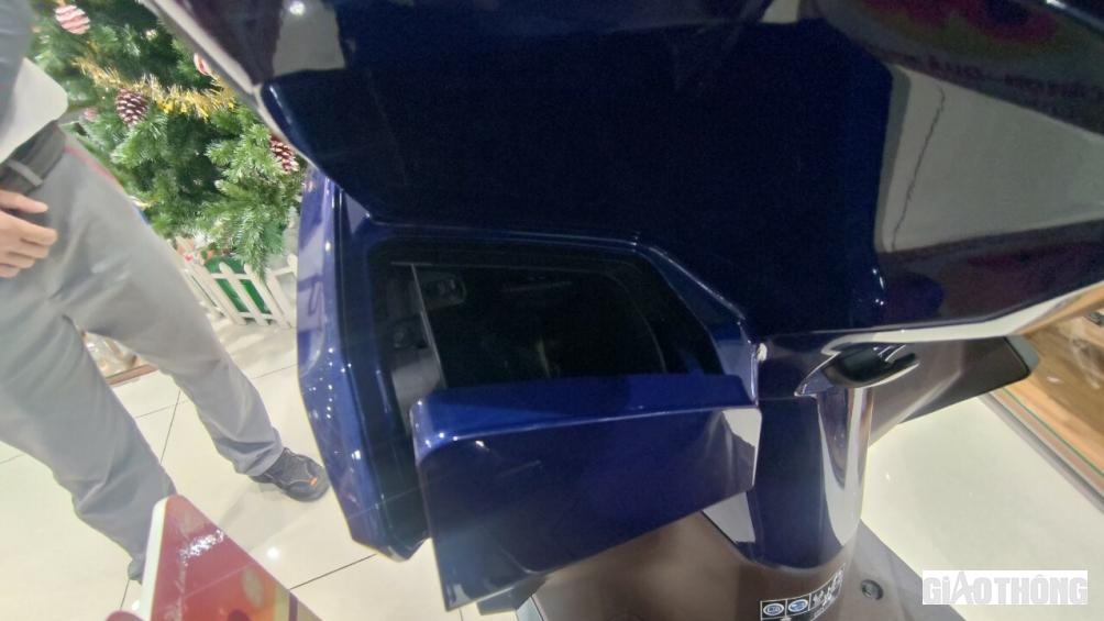 Vario 160 được trang bị lốp 100/80-14 cho bánh trước và 120/70-14 cho bánh sau, cốp xe có dung tích 17.9 Lít