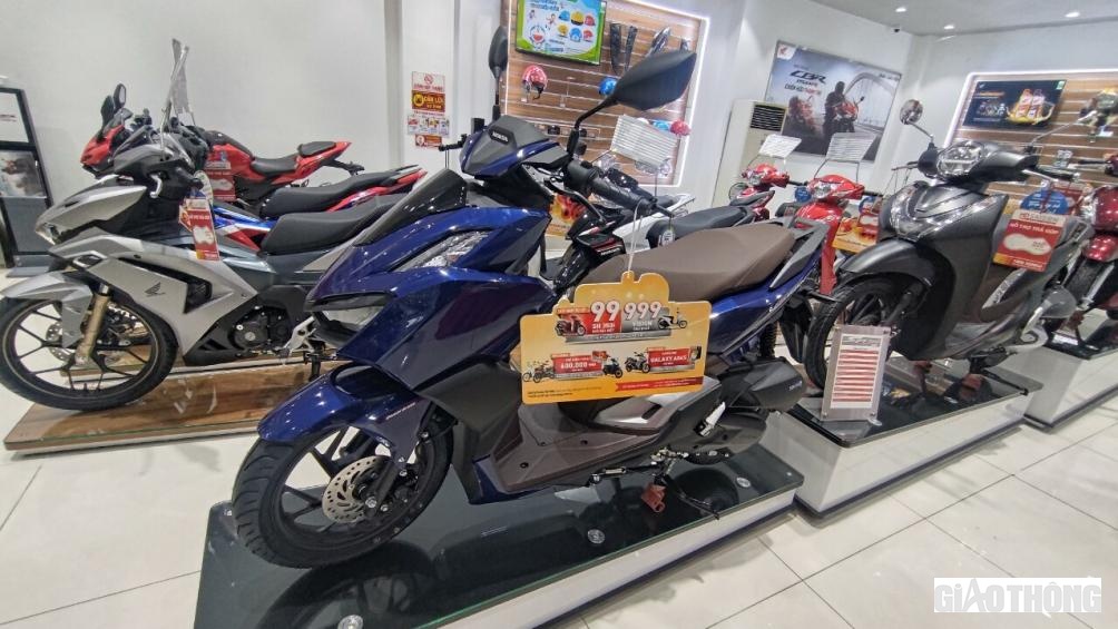 Những chiếc xe Vario 160 chính hãng đầu tiên đã có mặt tại đại lý với mức giá chênh nhẹ so với giá đề xuất của hãng