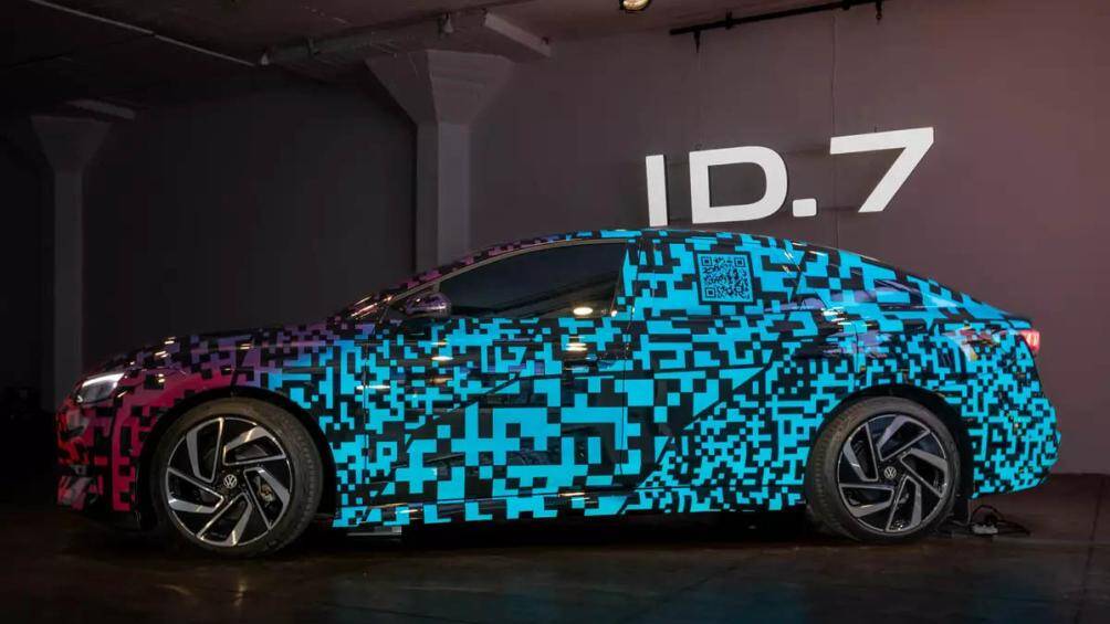 Volkswagen đã trưng bày chiếc ID.7 được bao phủ bởi lớp “sơn kỹ thuật số thông minh” có khả năng thay đổi màu sắc ấn tượng