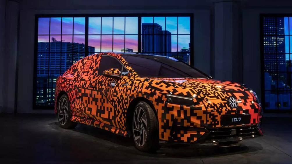 Điểm đặc biệt của Volkswagen ID.7 đến từ màu sơn. Kỹ thuật sơn phức tạp này có ít nhất 40 lớp, kết hợp giữa các lớp dẫn điện và cách điện