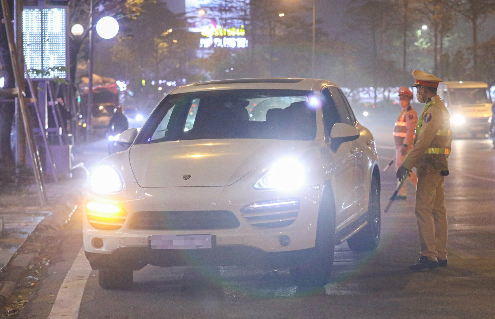 Tối (11/1), theo chân Tổ công tác của Đội CSGT số 2 (Công an TP Hà Nội) xử lý vi phạm nồng độ cồn, PV Báo Giao thông ghi nhận, với nhiều biện pháp (cắm chốt kiểm tra, đi mô tô kiểm tra lưu động), lực lượng chức năng đã phát hiện nhiều tài xế "ma men".