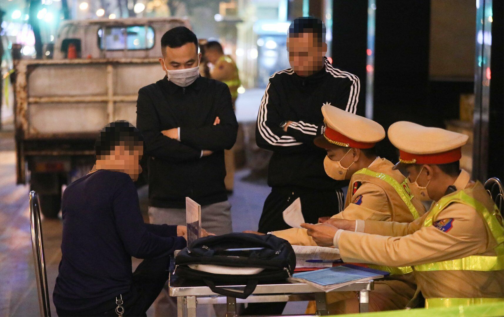 "Thực hiện chỉ đạo của Bộ Công an, Công an TP Hà Nội, thời gian qua, các tổ công tác của đơn vị đã liên tục sử dụng nhiều biện pháp như thay đổi địa điểm xử lý, tuần tra lưu động… để việc xử lý vi phạm nồng độ cồn đạt được hiệu quả cao nhất", ông Kiên nói.