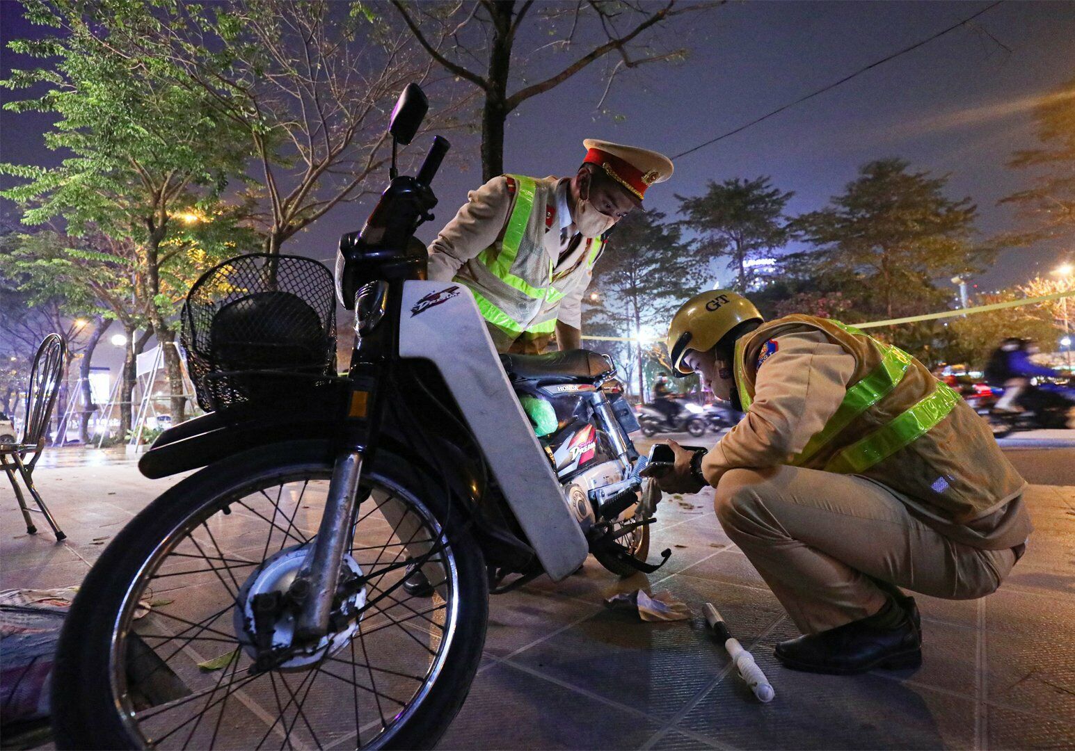 Đại úy Bùi Trung Kiên cũng cho biết, việc xử lý vi phạm giao thông, đặc biệt là nồng độ cồn sẽ không chịu bất kỳ tác động, can thiệp nào.