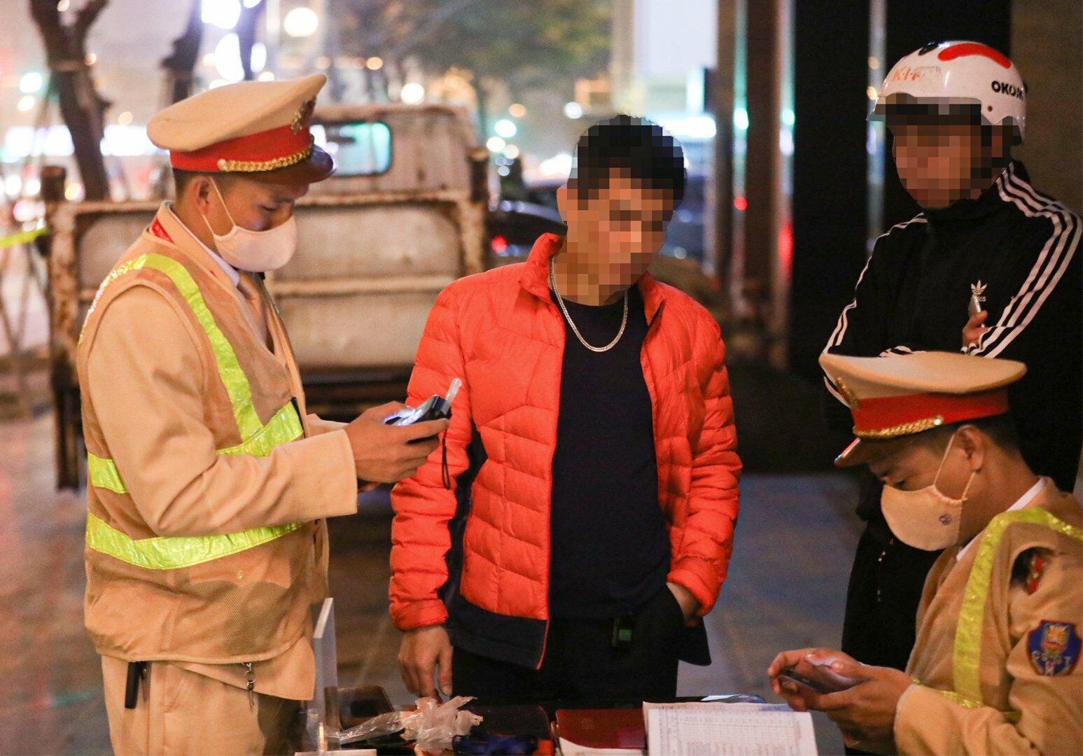 Sau hơn 20 phút tuần tra lưu động, Tổ công tác phát hiện tài xế xe máy BKS 29L4-01XX có biểu hiện bất thường nên yêu cầu dừng xe để kiểm tra.