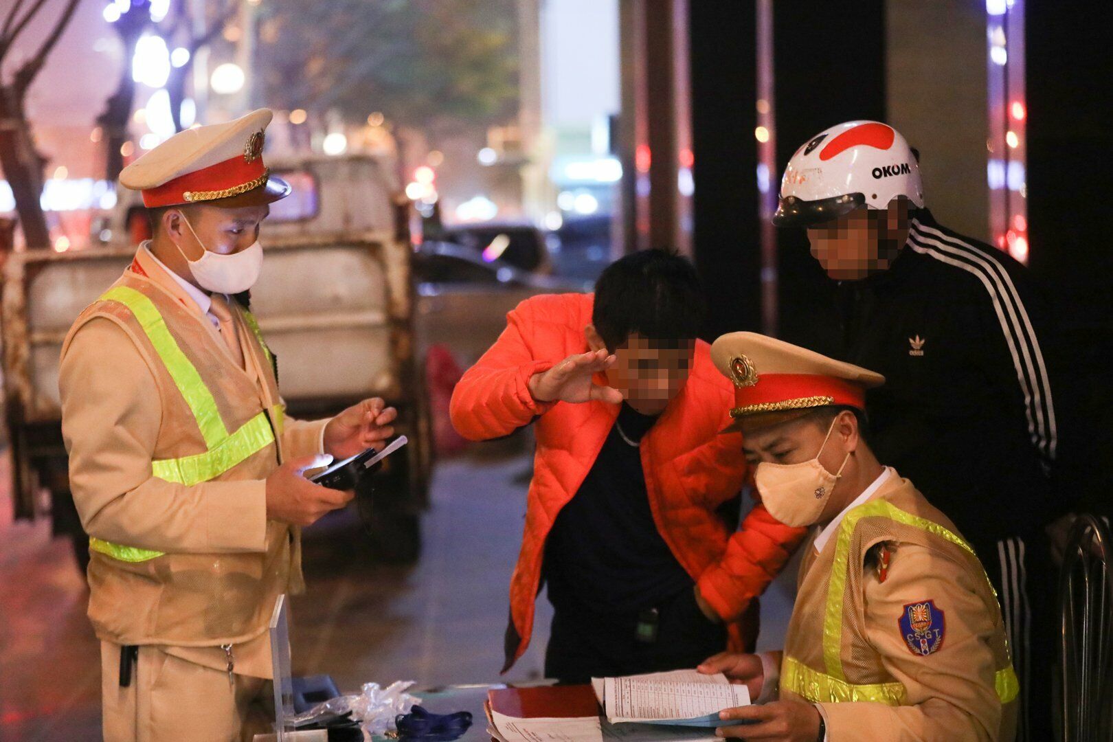 Khi có kết quả đo nồng độ cồn, tài xế này ngỏ ý được "giải quyết nhanh", nhưng bị lực lượng chức năng từ chối.