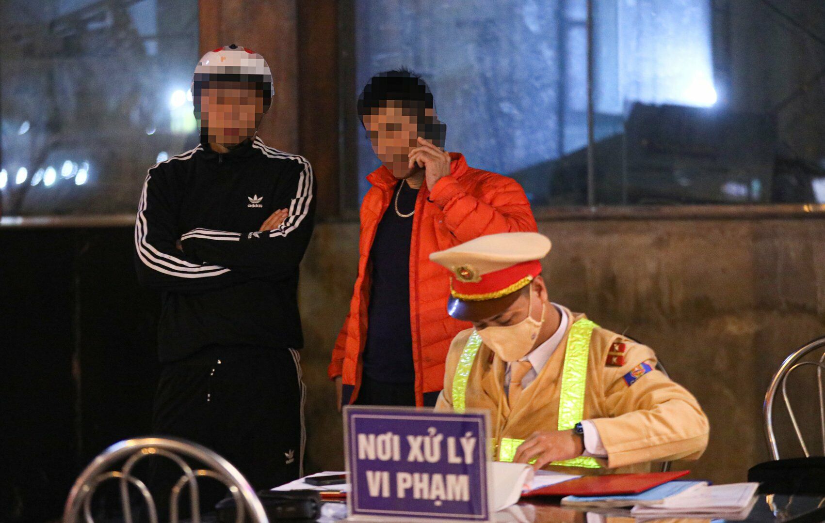 Tiếp đến, tài xế này liên tục gọi điện thoại "cầu cứu" và đề nghị giải quyết "tình cảm" với lý do "cuối năm rồi ai chẳng uống rượu bia". Nhưng một lần nữa, Tổ công tác Đội CSGT số 2 cương quyết từ chối và tiến hành lập biên bản vi phạm.