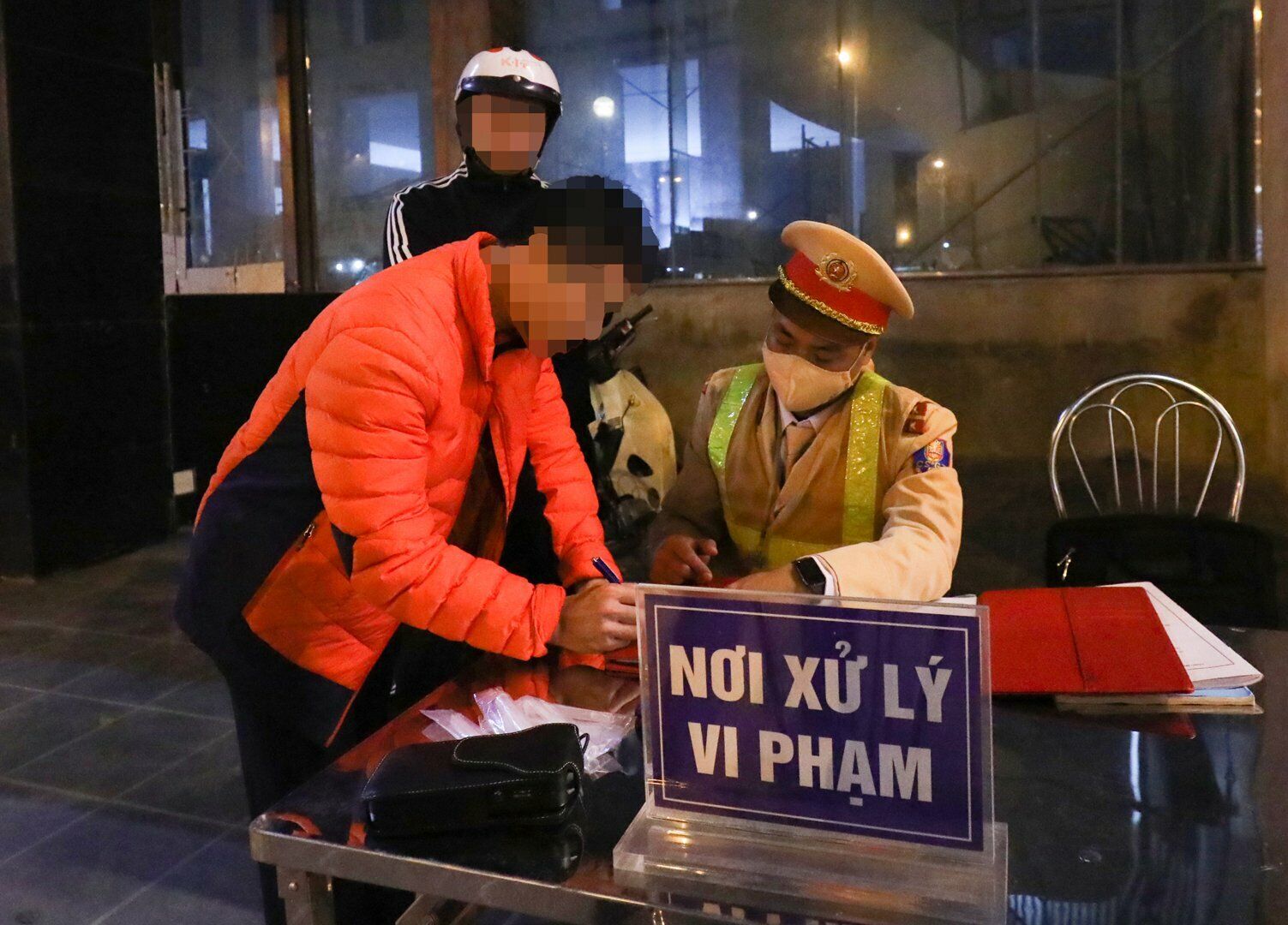 Với lỗi vi phạm này, tài xế sẽ bị phạt từ 2-3 triệu đồng và tước GPLX từ 10-12 tháng, tạm giữ phương tiện.