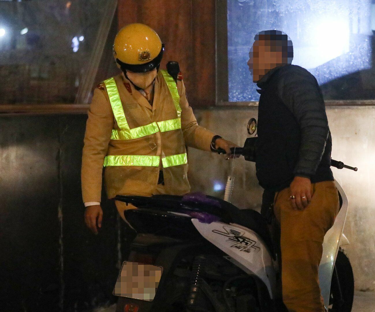 Khoảng 30 phút sau, Tổ công tác Đội CSGT số 2 tiếp tục phát hiện người đàn ông lái xe máy BKS 29B1-612.XX có biểu hiện vi phạm nồng độ cồn, người tỏa ra mùi bia rượu nồng nặc.