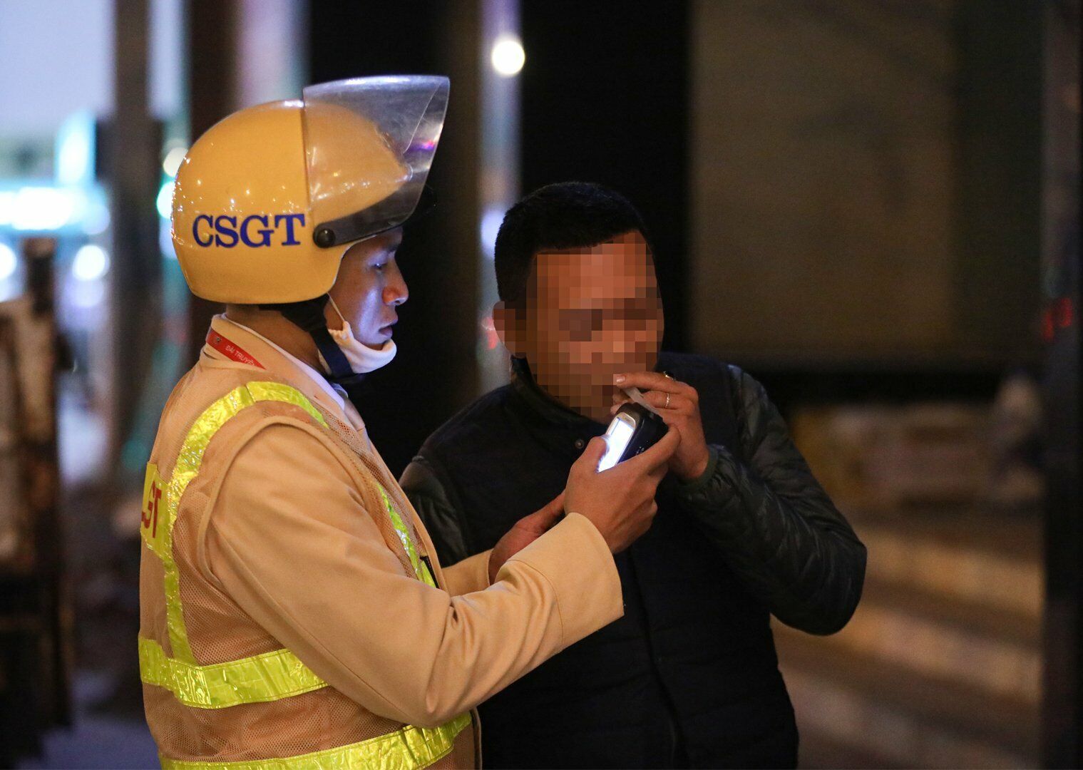 Qua kiểm tra, tài xế xe máy BKS 29B1-612.XX vi phạm nồng độ cồn mức 0,4 miligam/lít khí thở. Với lỗi này, tài xế sẽ bị tạm giữ phương tiện và phạt tiền từ 6-8 triệu, tước GPLX từ 22-24 tháng.