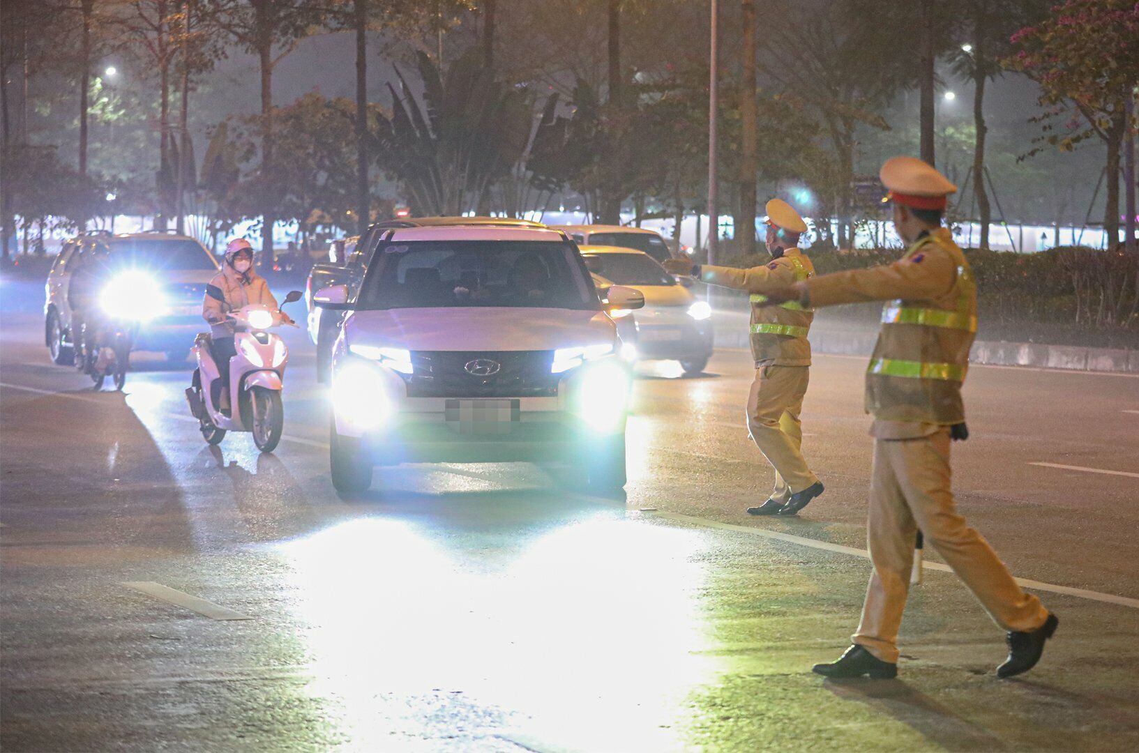 Đại úy Bùi Trung Kiên, cán bộ Đội CSGT số 2 (Công an TP Hà Nội) cho biết, thời gian qua, đơn vị đã và đang tăng cường các những biện pháp nhằm đảm bảo trật tự ATGT, trong đó có đẩy mạnh việc xử lý những vi phạm về nồng độ cồn.