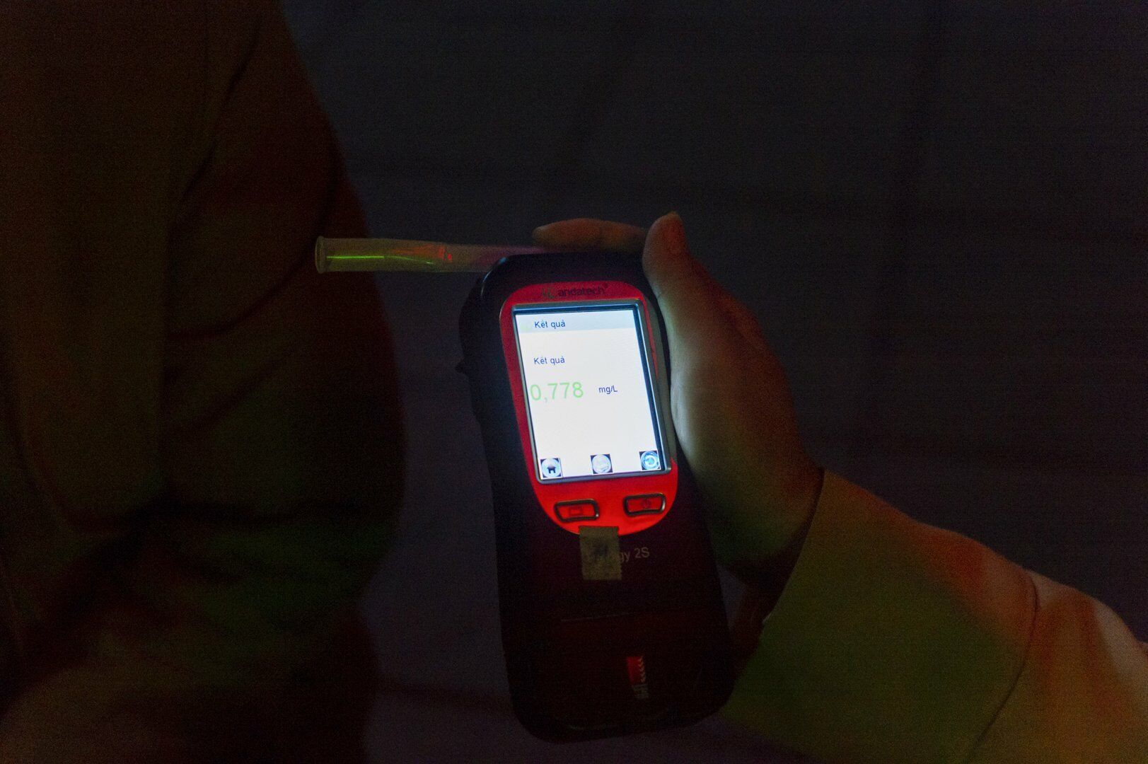 “Tôi không say rượu, vẫn tỉnh táo nên có thể đi xe đến chỗ làm được, vì vậy xin các anh em tạo điều kiện cho tôi”, tài xế xe máy BKS 29P7-92.XX nói.