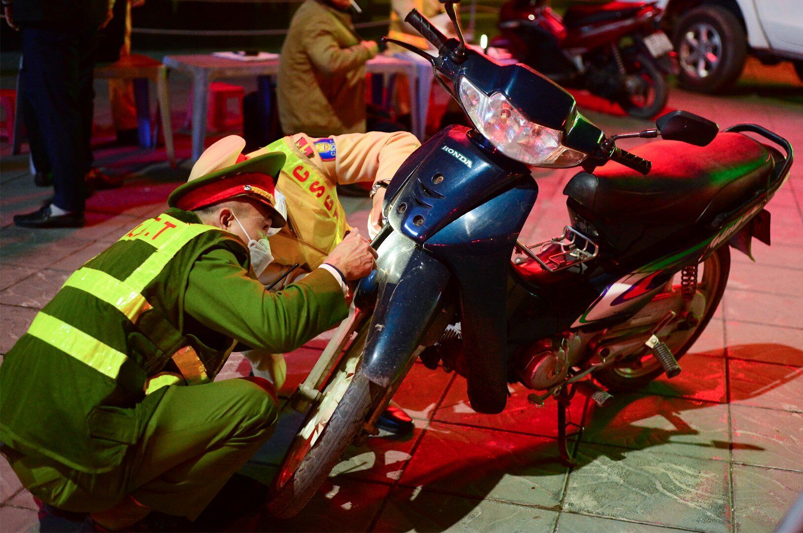 Với trường hợp này, Tổ công tác đã kiên quyết lập biên bản dù tài xế không ký. Với mức vi phạm nồng độ cồn cao vượt khung phạt như vậy, tài xế này sẽ bị phạt 7 triệu đồng, tước GPLX 23 tháng và giữ phương tiện 7 ngày.